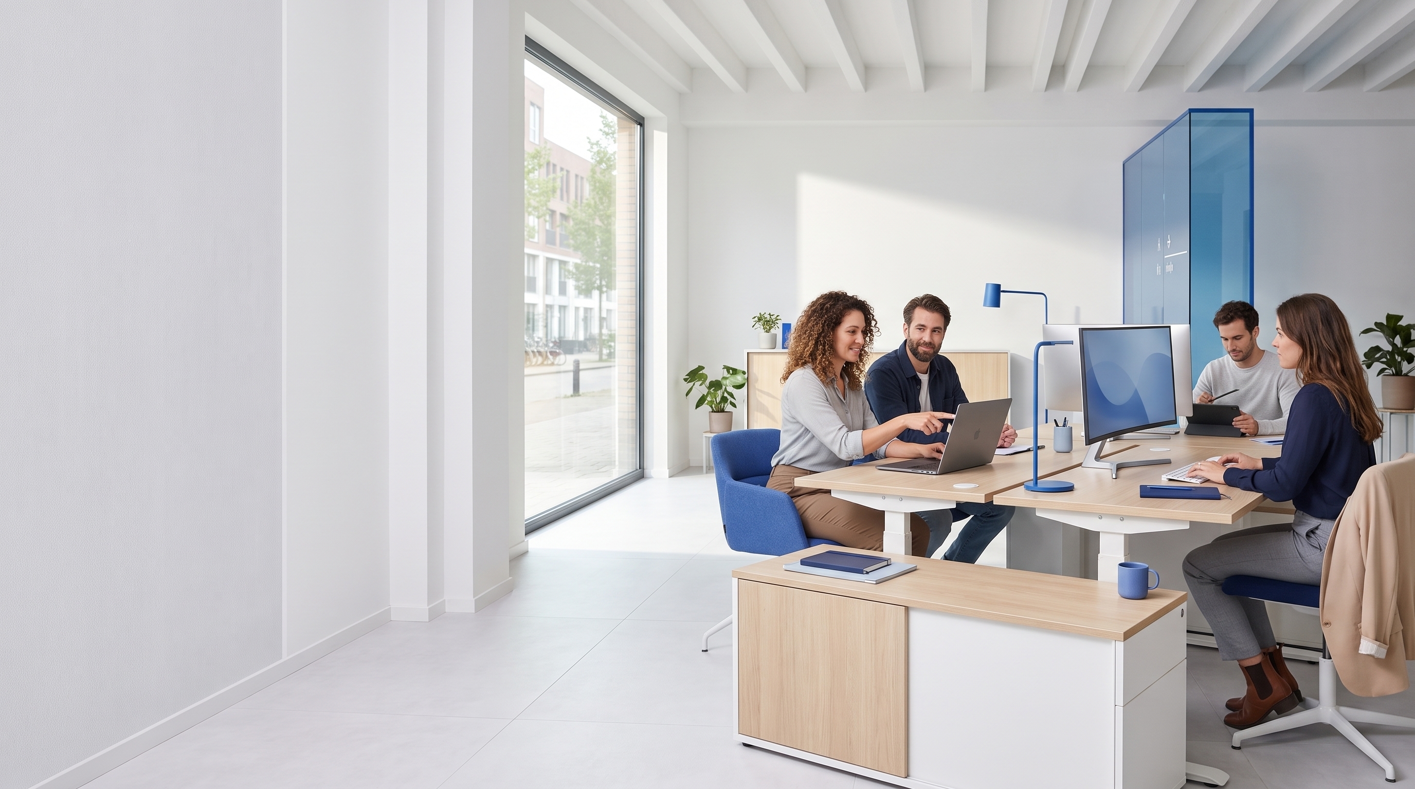 Software_team_working_in_office